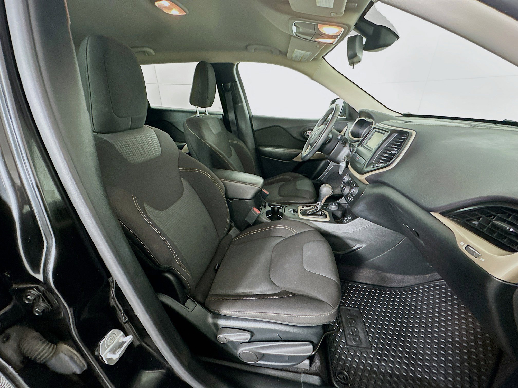 Used 2017 Jeep Cherokee Latitude w/ Cold Weather Group image 29