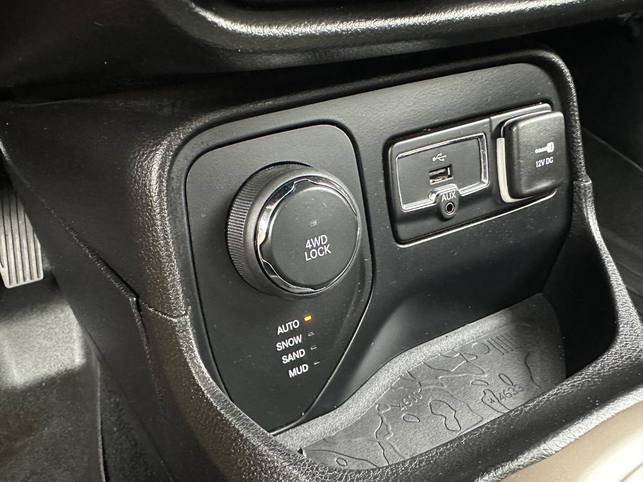 Used 2015 Jeep Renegade Limited AWD/4WD image 59