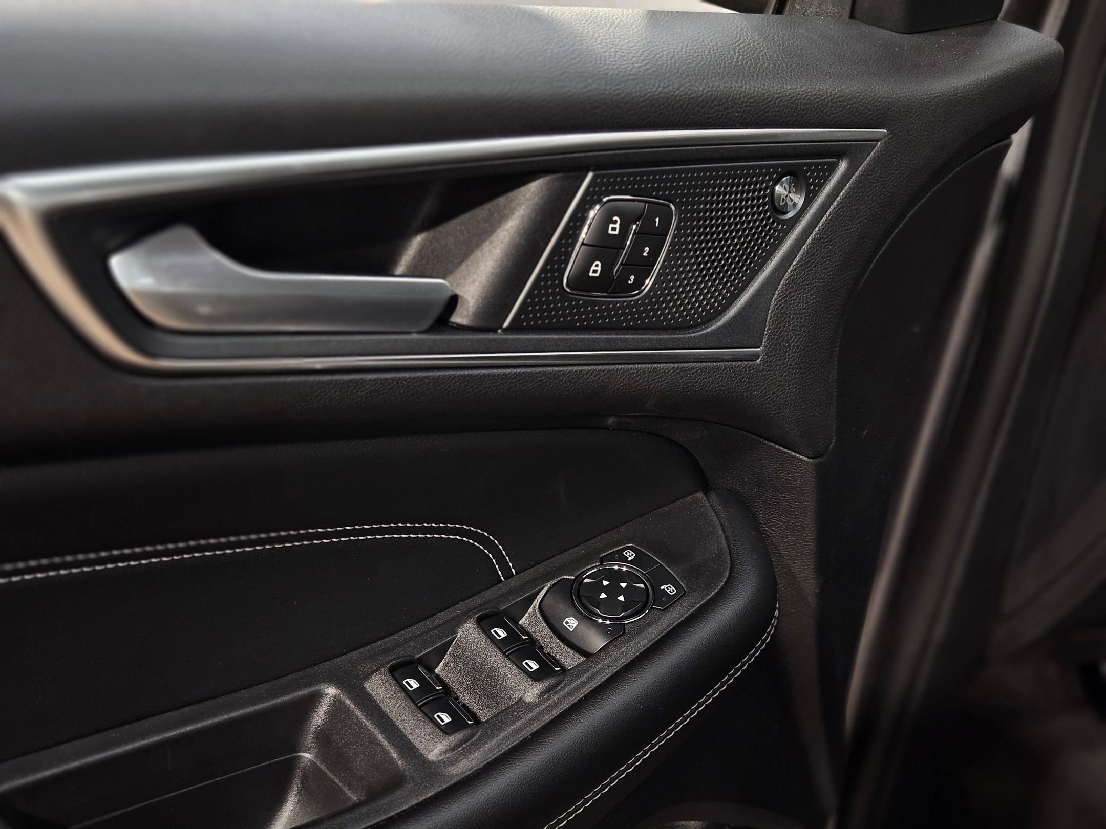 Used 2024 Ford Edge Titanium image 21