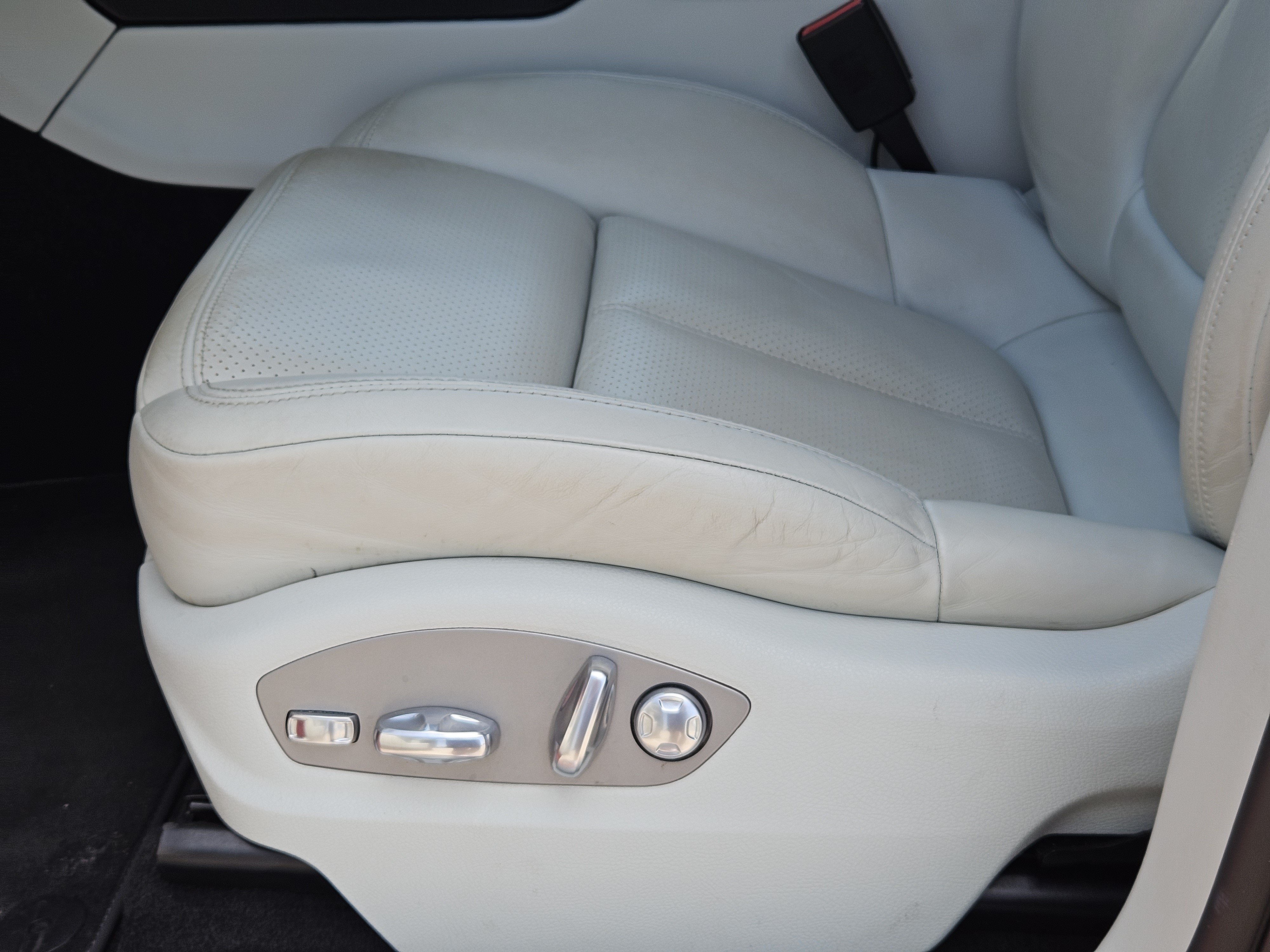Certified 2023 Porsche Macan S AWD/4WD image 24