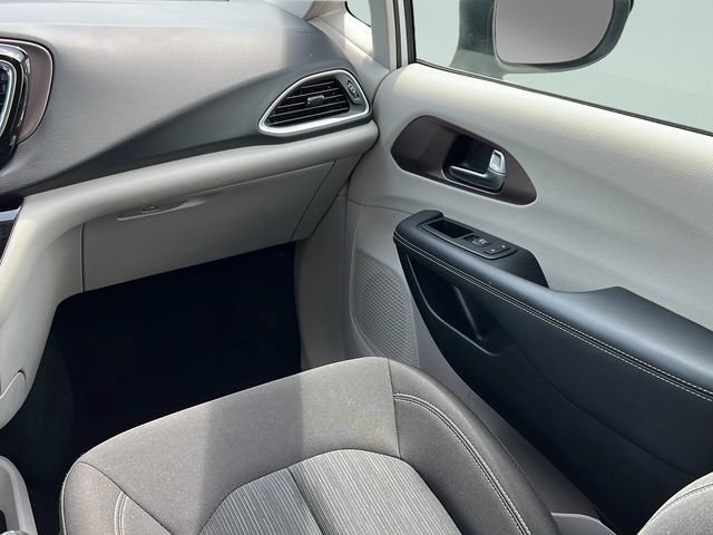Used 2024 Chrysler Voyager LX FWD image 21