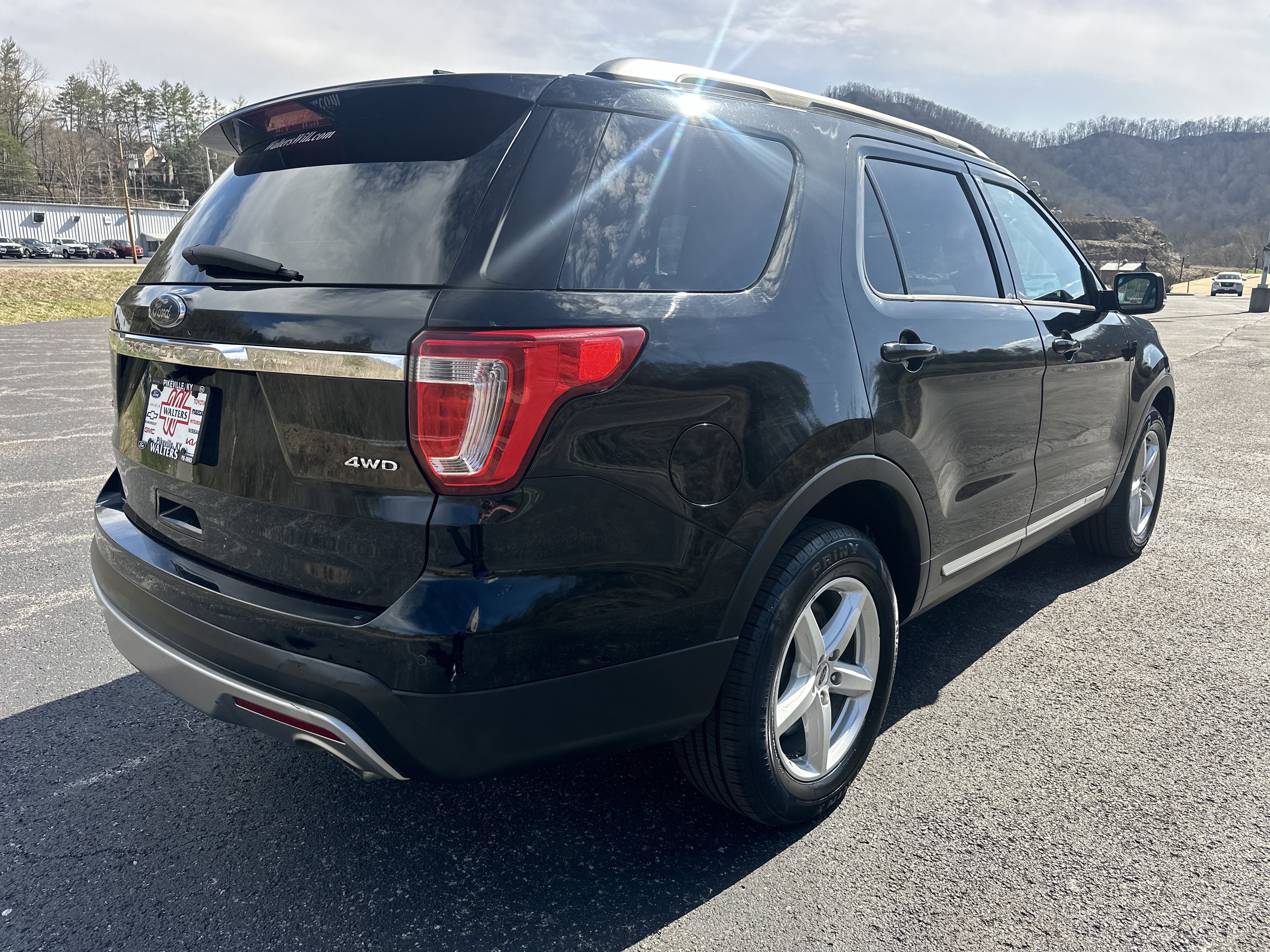 Used 2017 Ford Explorer XLT w/ Equipment Group 202A image 2