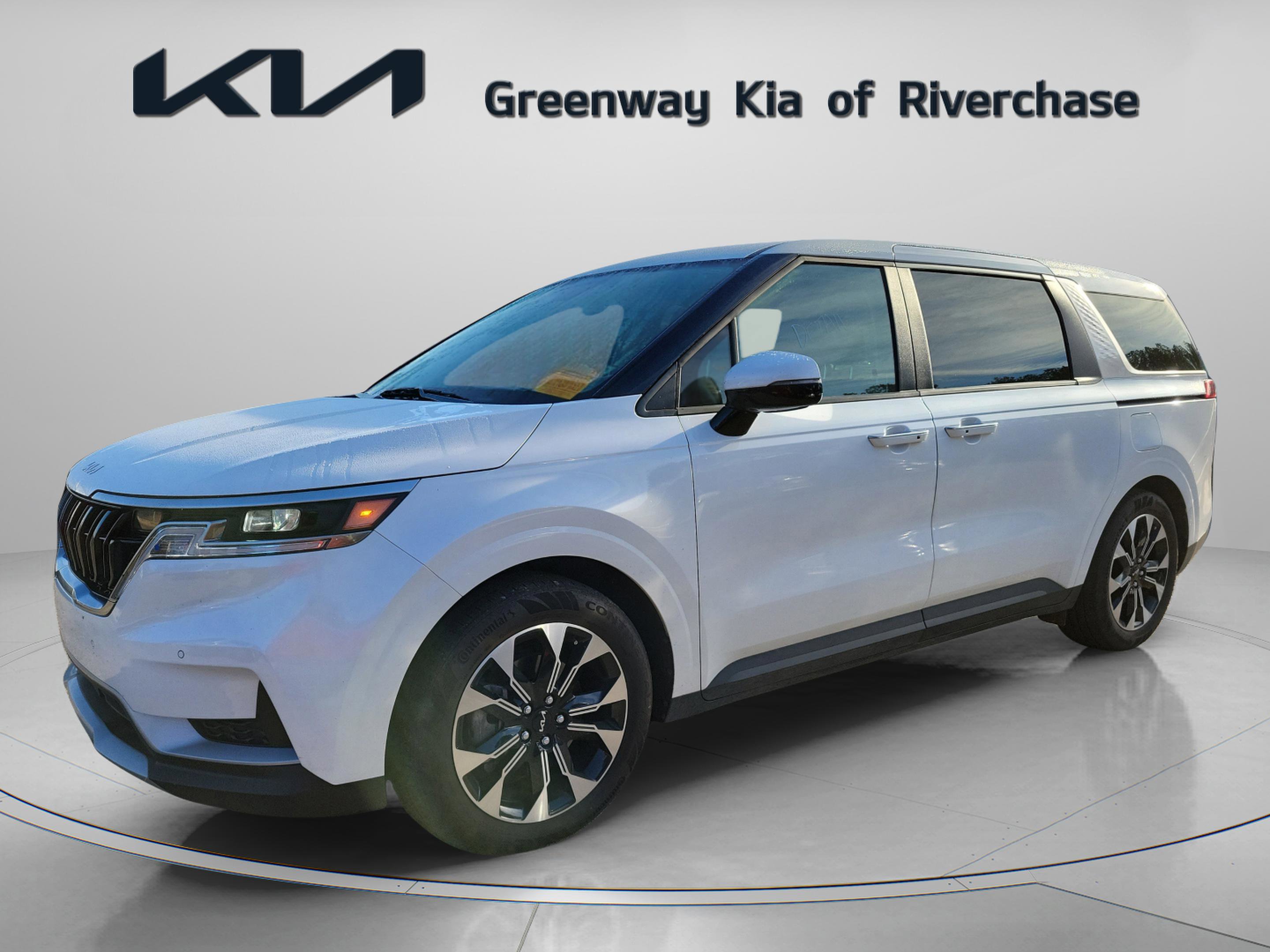 Used 2024 Kia Carnival EX image 3