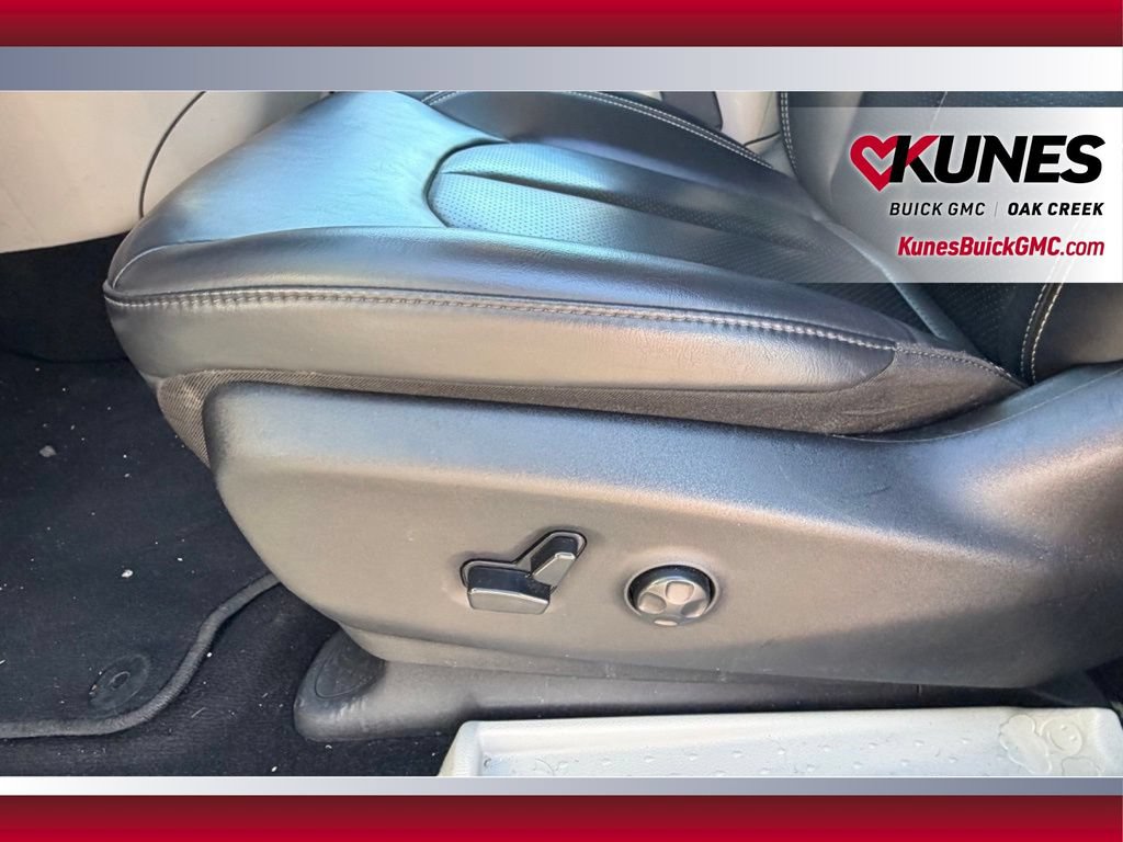 Used 2023 Chrysler Pacifica Touring-L FWD image 13