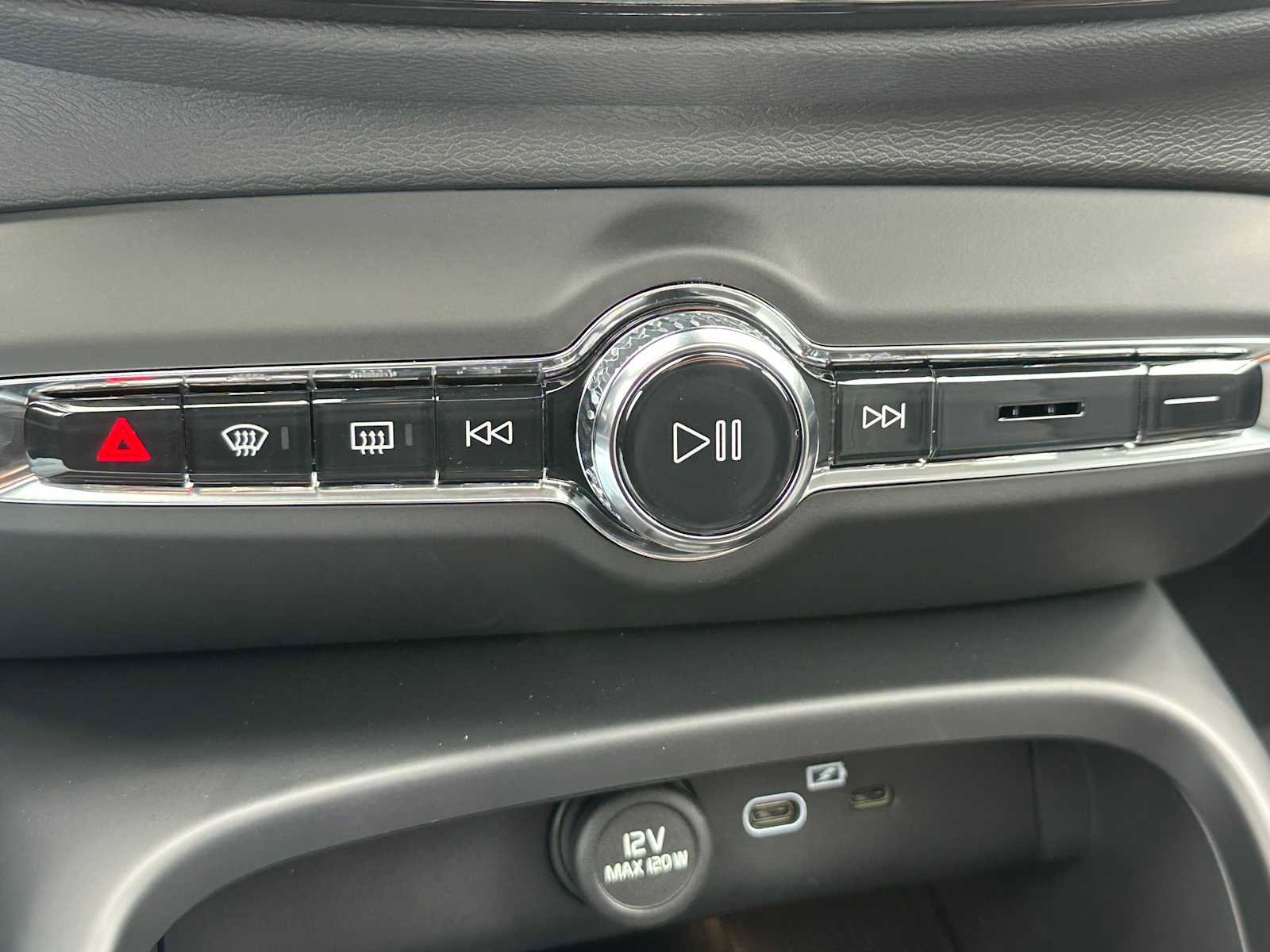 New 2026 Volvo XC40 B5 Ultra w/ Climate Package image 30