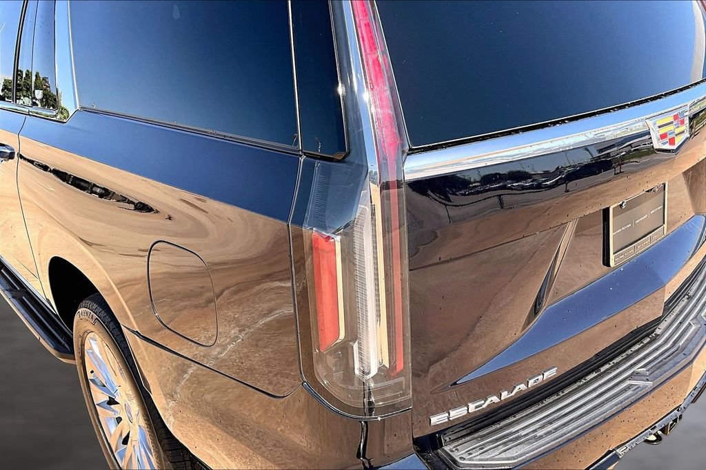 Used 2023 Cadillac Escalade ESV Premium Luxury AWD/4WD image 31