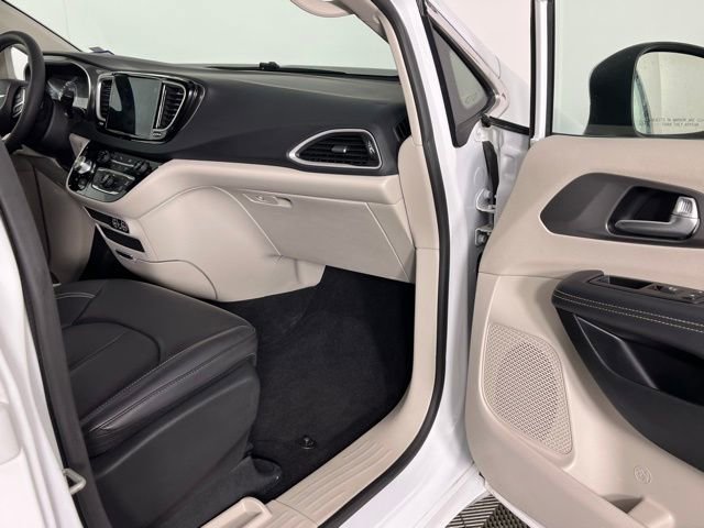 Used 2023 Chrysler Pacifica Touring-L image 34