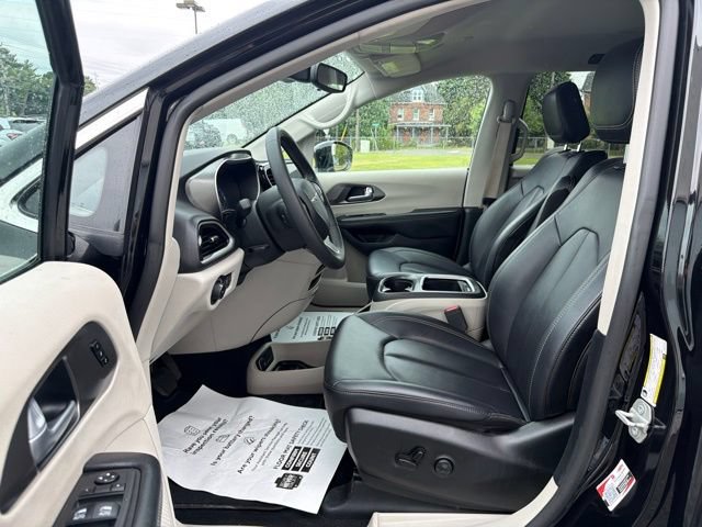 Used 2024 Chrysler Pacifica Touring-L FWD image 13