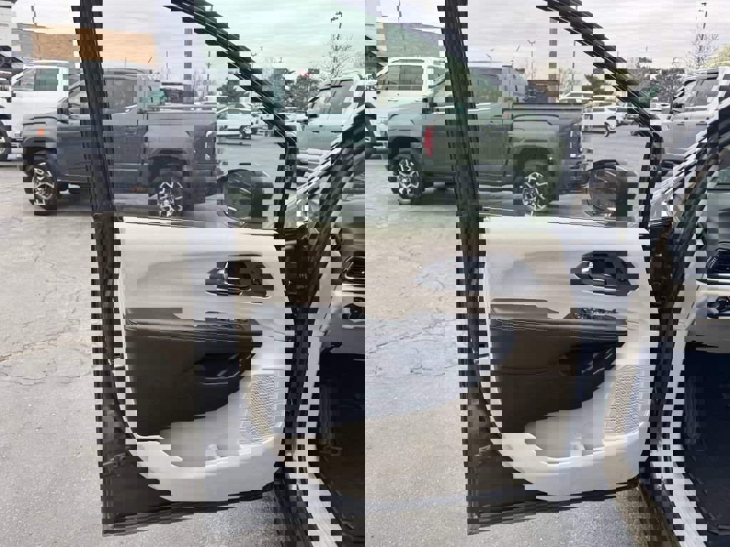 Used 2023 Chrysler Pacifica Touring-L image 6