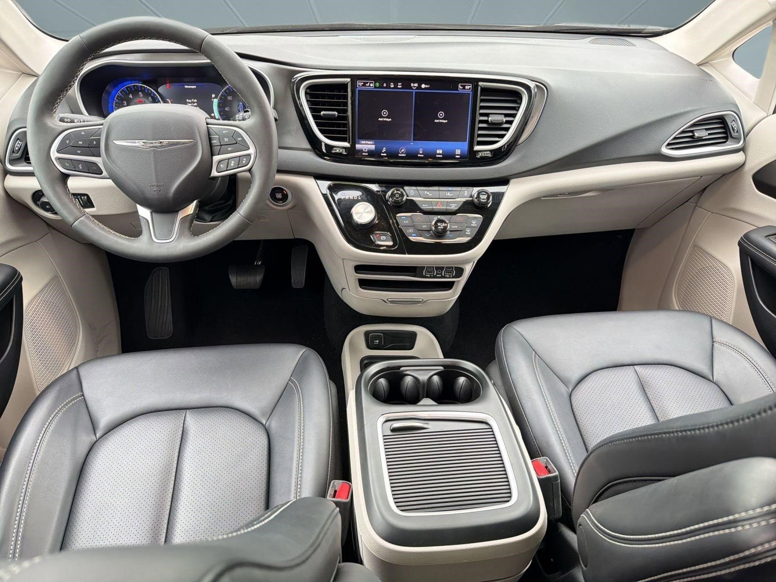 Used 2024 Chrysler Pacifica Touring-L FWD image 27