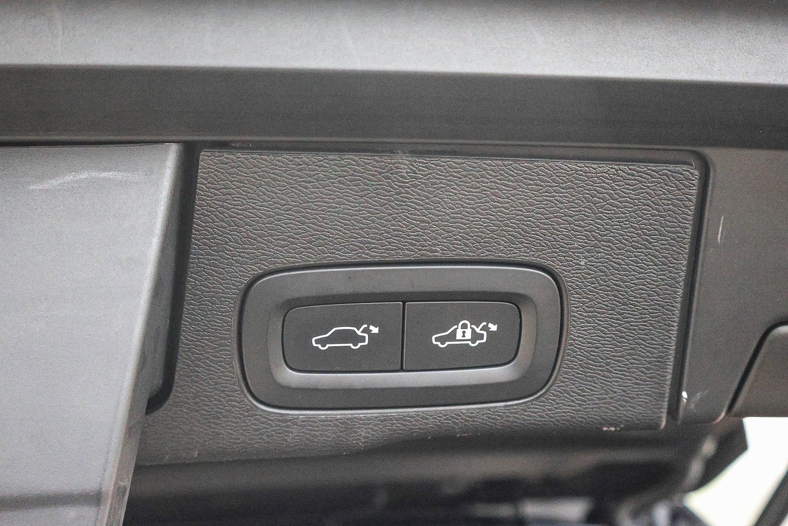 Used 2023 Volvo XC60 B5 Plus image 28