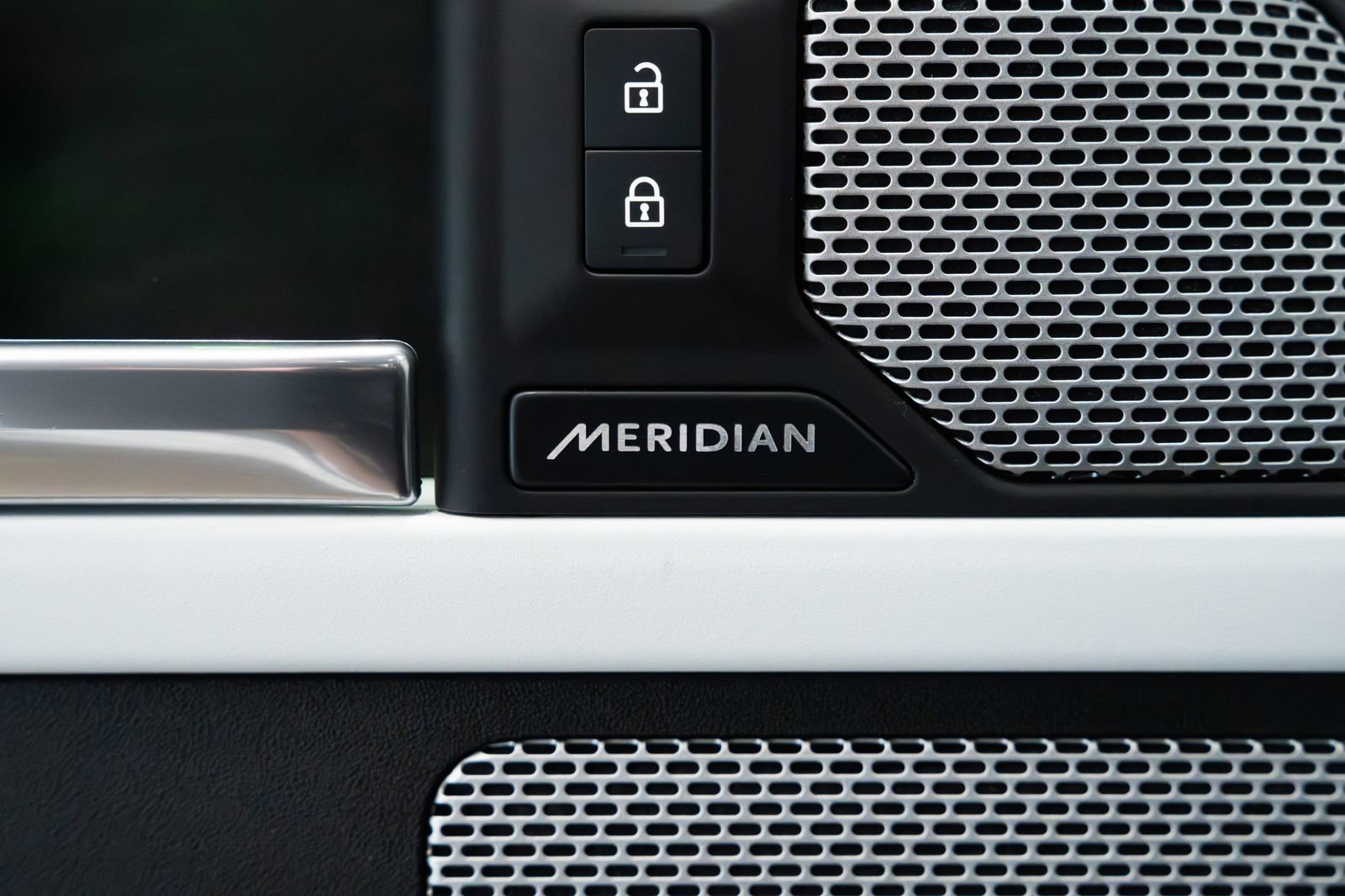 Used 2023 Land Rover Defender 130 SE image 15