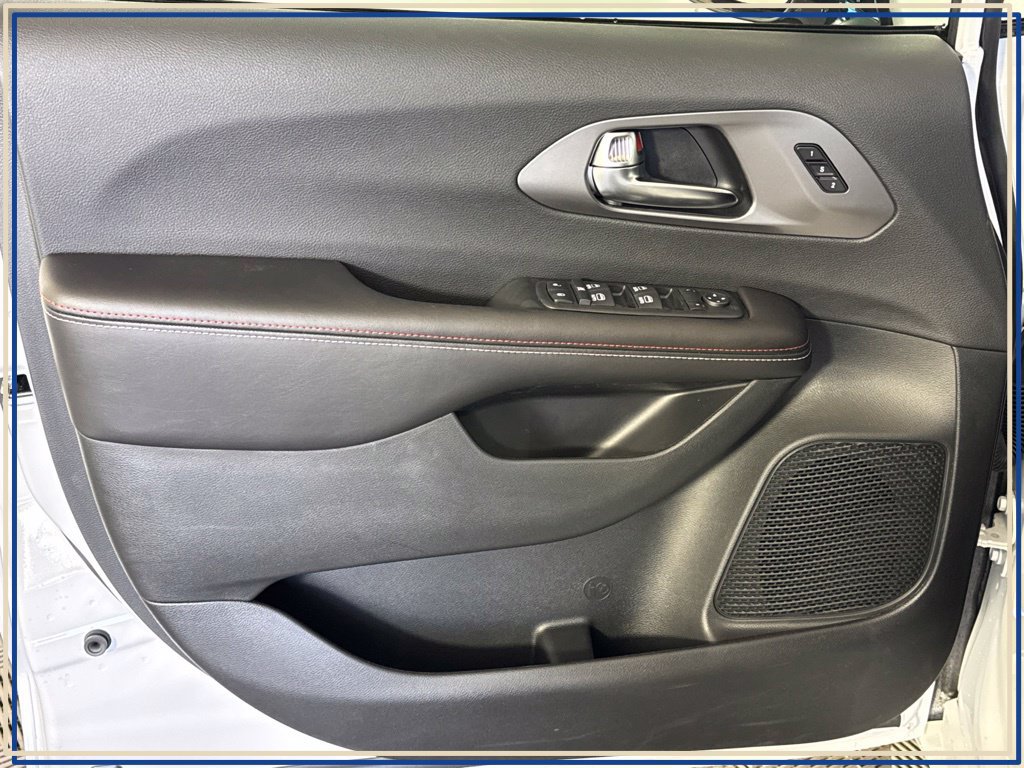 New 2027 Chrysler Pacifica Select AWD/4WD image 26