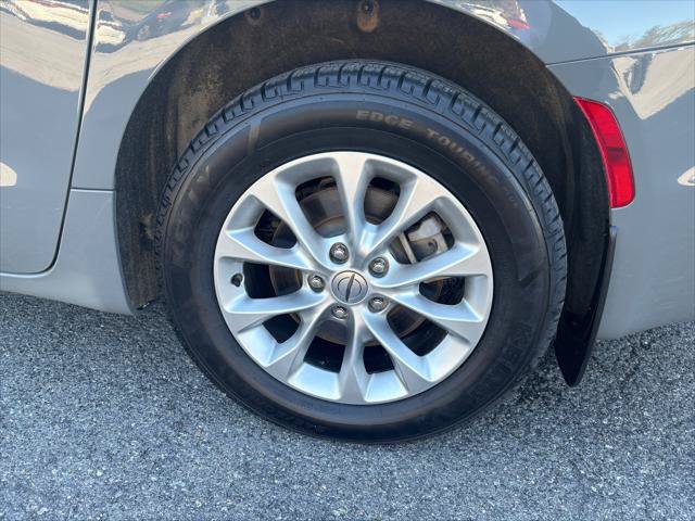 Certified 2025 Chrysler Pacifica Select AWD/4WD image 11