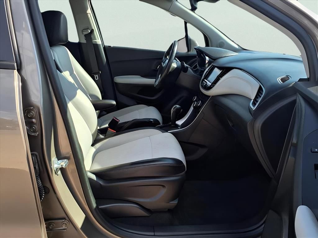 Used 2022 Chevrolet Trax LT w/ LT Convenience Package image 12