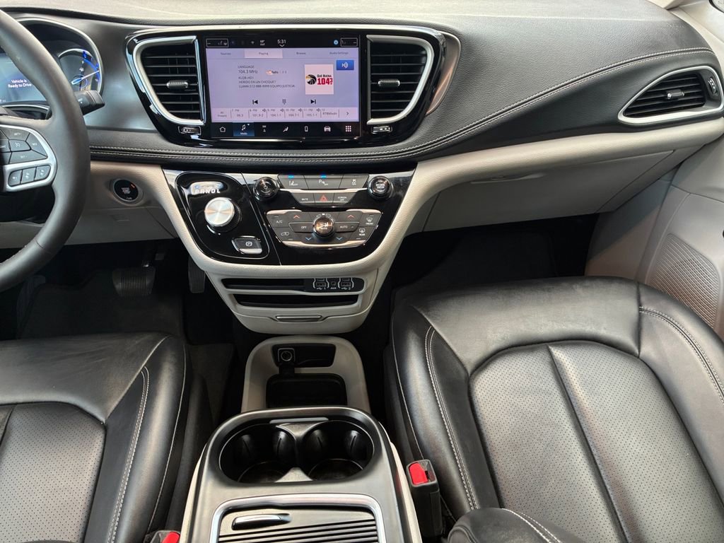 Used 2024 Chrysler Pacifica Select image 3