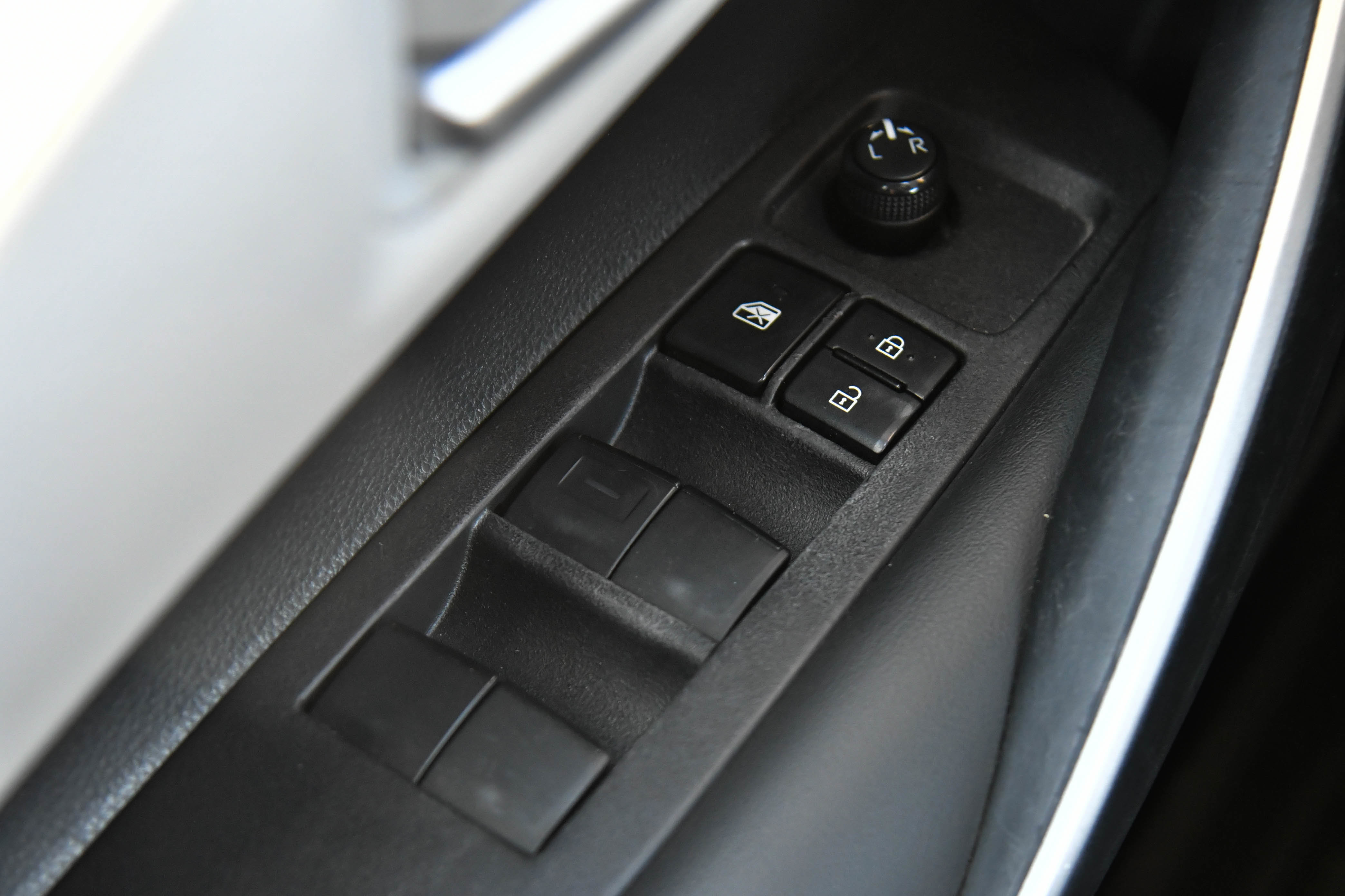 Used 2023 Toyota Corolla SE w/ SE Premium Package FWD image 34