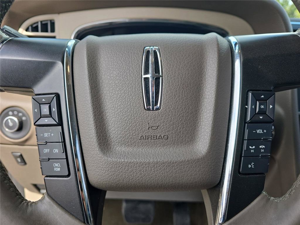 Used 2017 Lincoln Navigator Select image 21