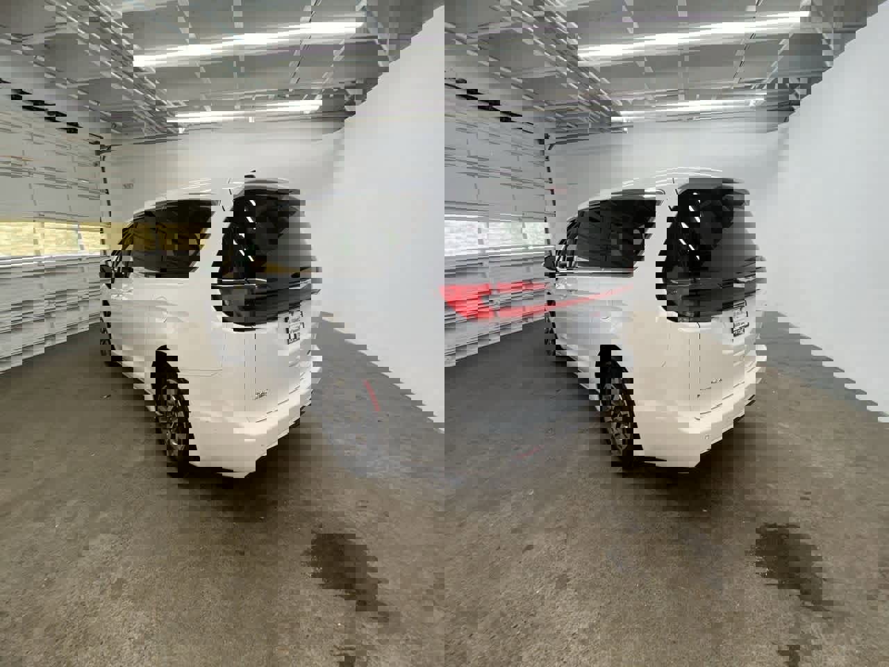 Used 2023 Chrysler Pacifica Touring-L image 4