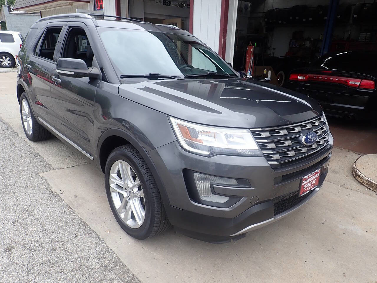 Used 2017 Ford Explorer XLT w/ Equipment Group 202A AWD/4WD image 20