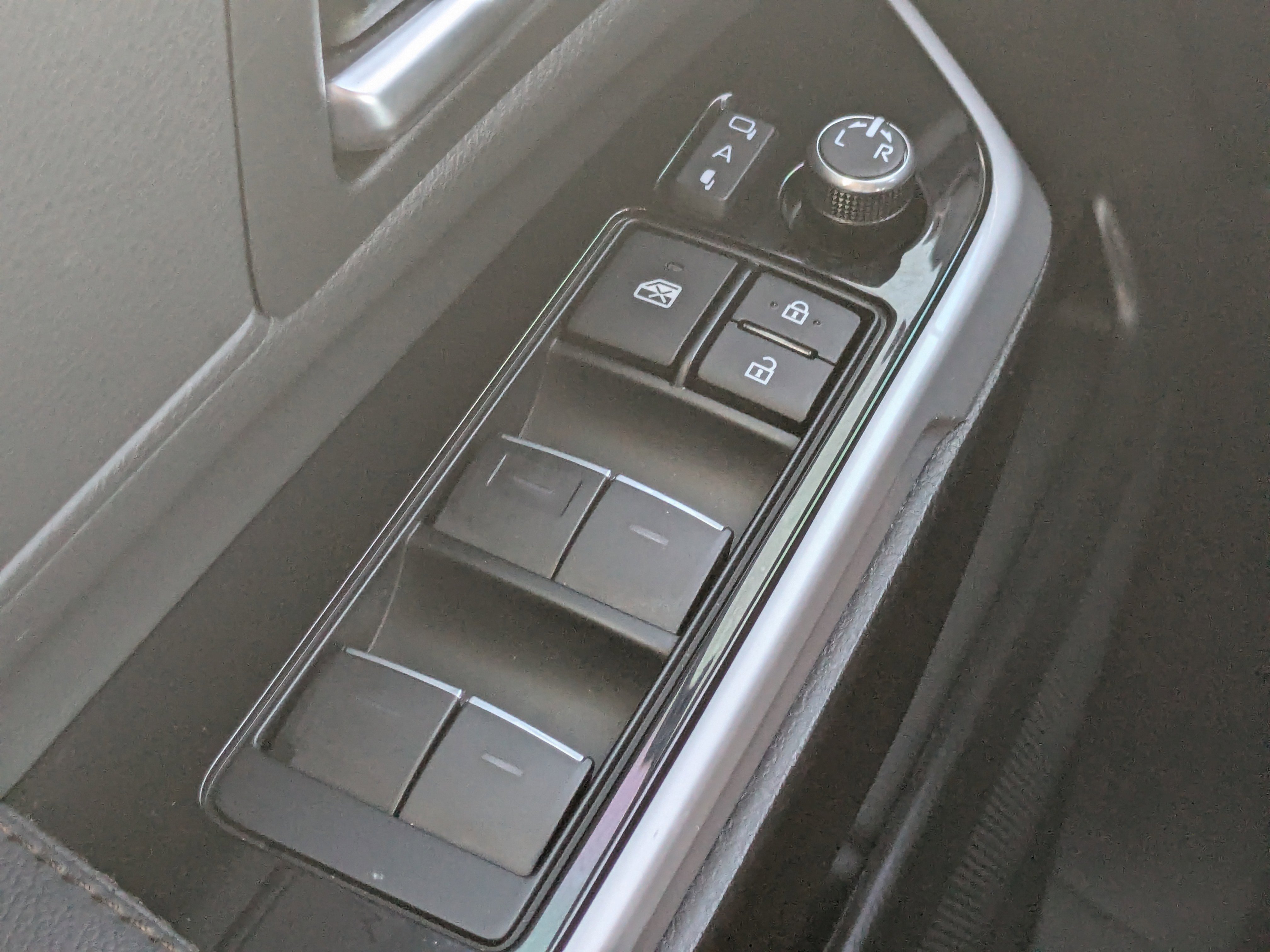 Used 2025 Toyota Sienna Platinum image 37