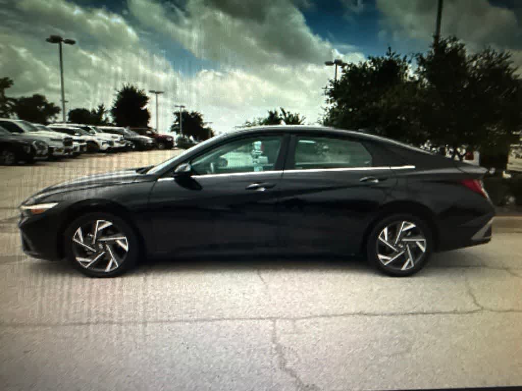 Used 2025 Hyundai Elantra SEL FWD image 2