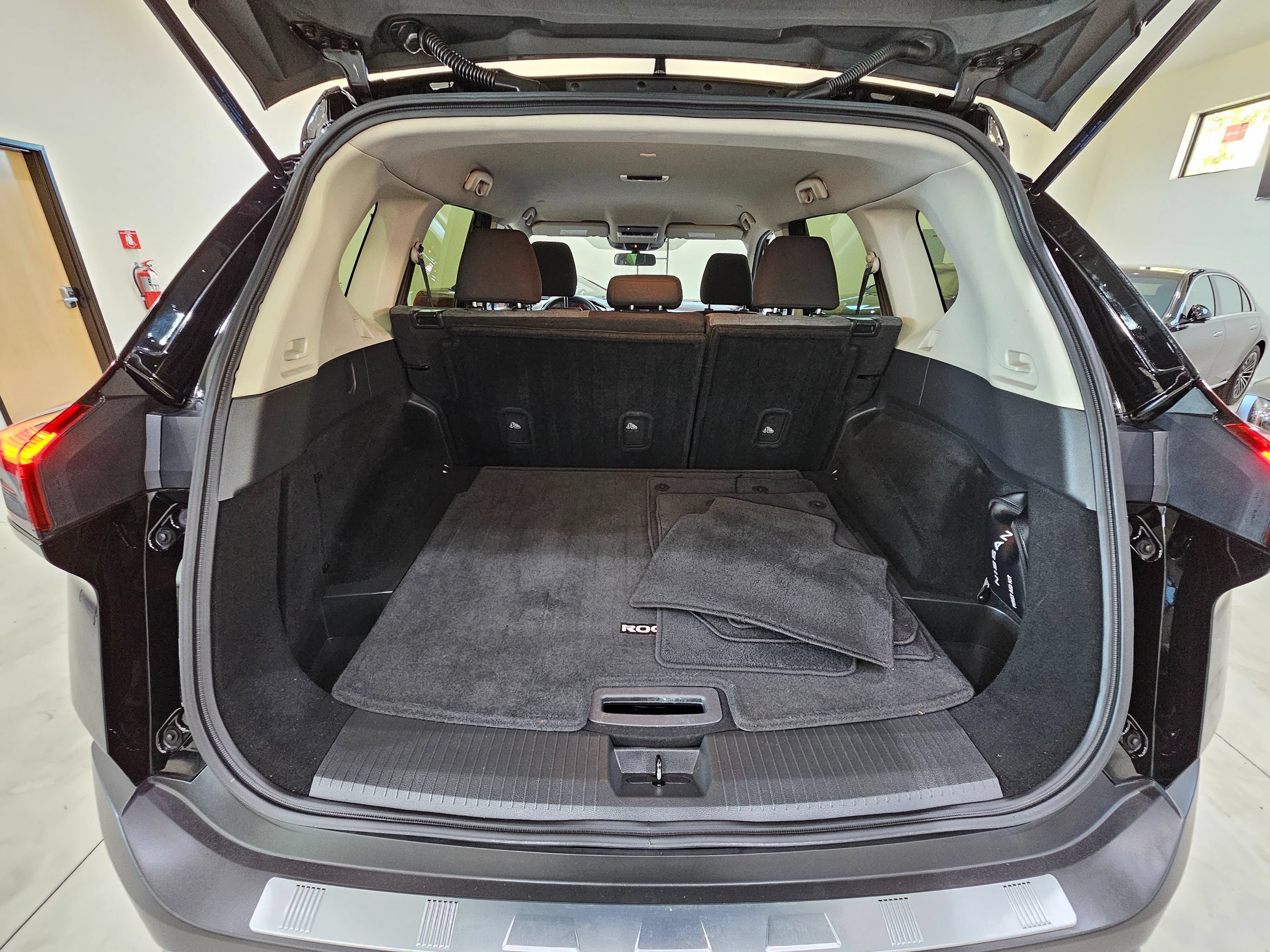 Used 2023 Nissan Rogue SV FWD image 27