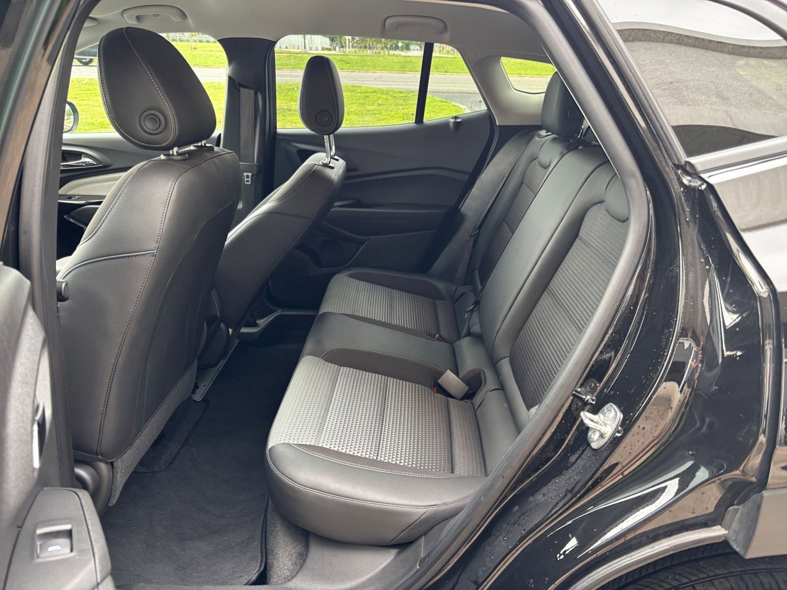 Used 2025 Chevrolet Trax LT FWD image 24