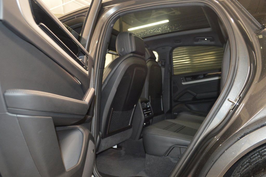 Certified 2024 Porsche Cayenne Coupe image 35