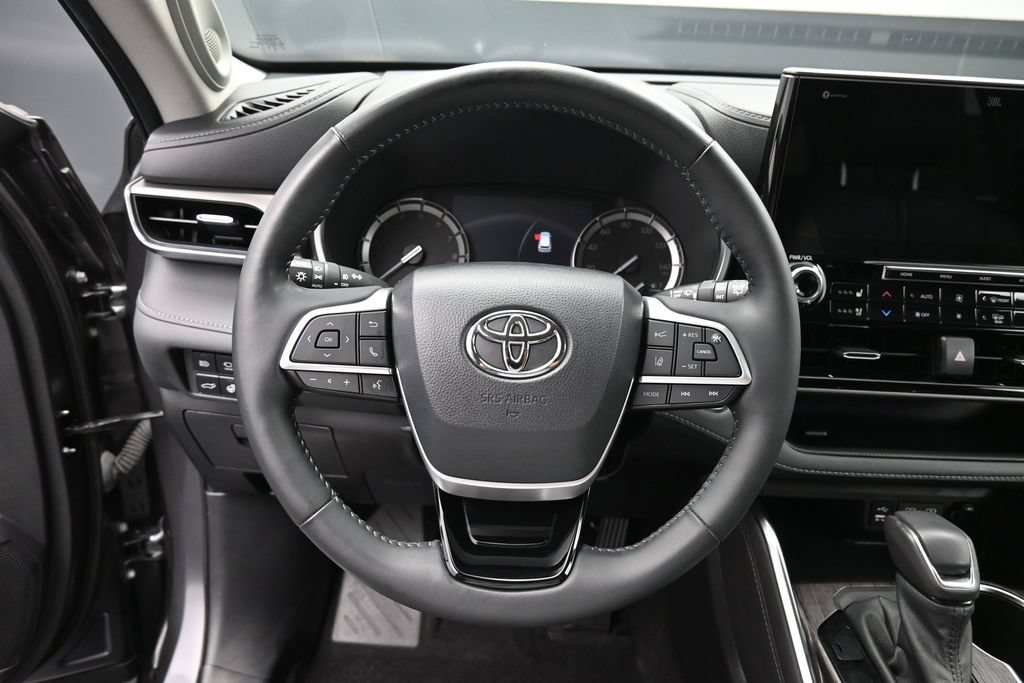 Used 2022 Toyota Highlander Limited AWD/4WD image 17