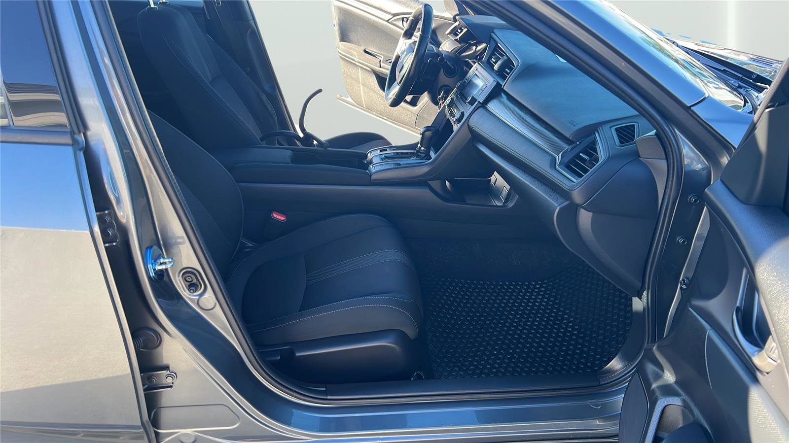 Used 2017 Honda Civic Sport image 12