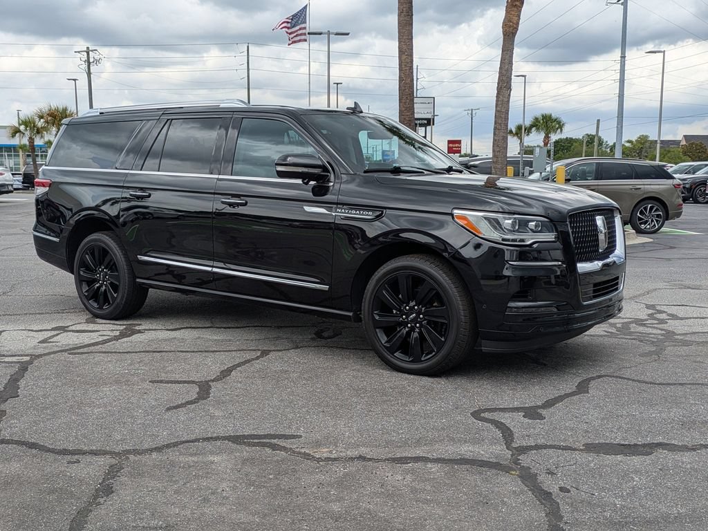 Used 2023 Lincoln Navigator L Reserve AWD/4WD image 2