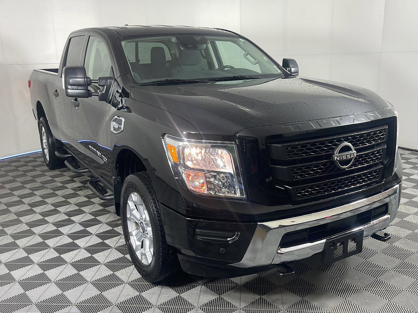Used 2024 Nissan Titan SV w/ SV Convenience Package image 3