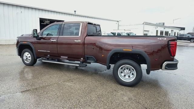 Used 2024 GMC Sierra 3500 SLT w/ SLT Premium Package AWD/4WD image 7