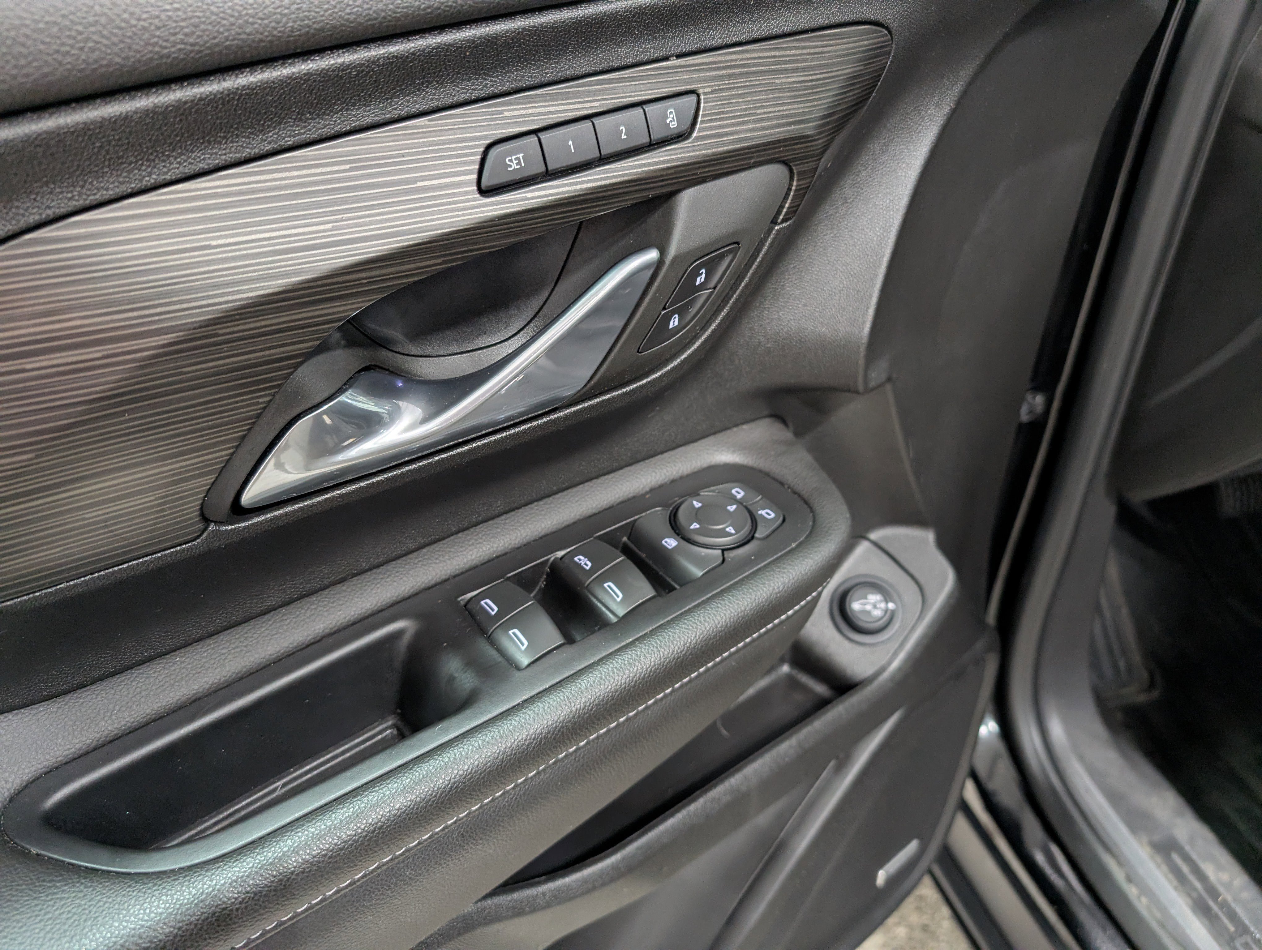 Used 2023 GMC Terrain SLT w/ Infotainment Package II image 15