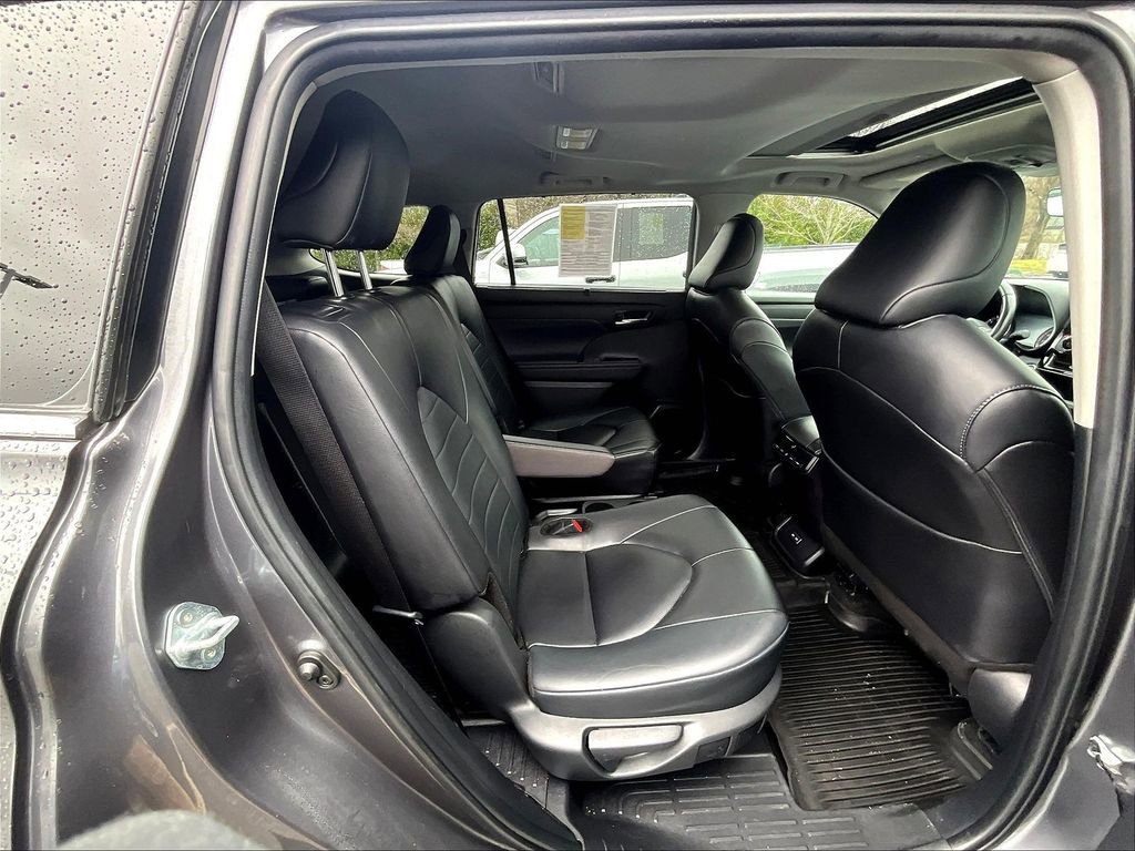 Used 2024 Toyota Highlander XLE AWD/4WD image 16