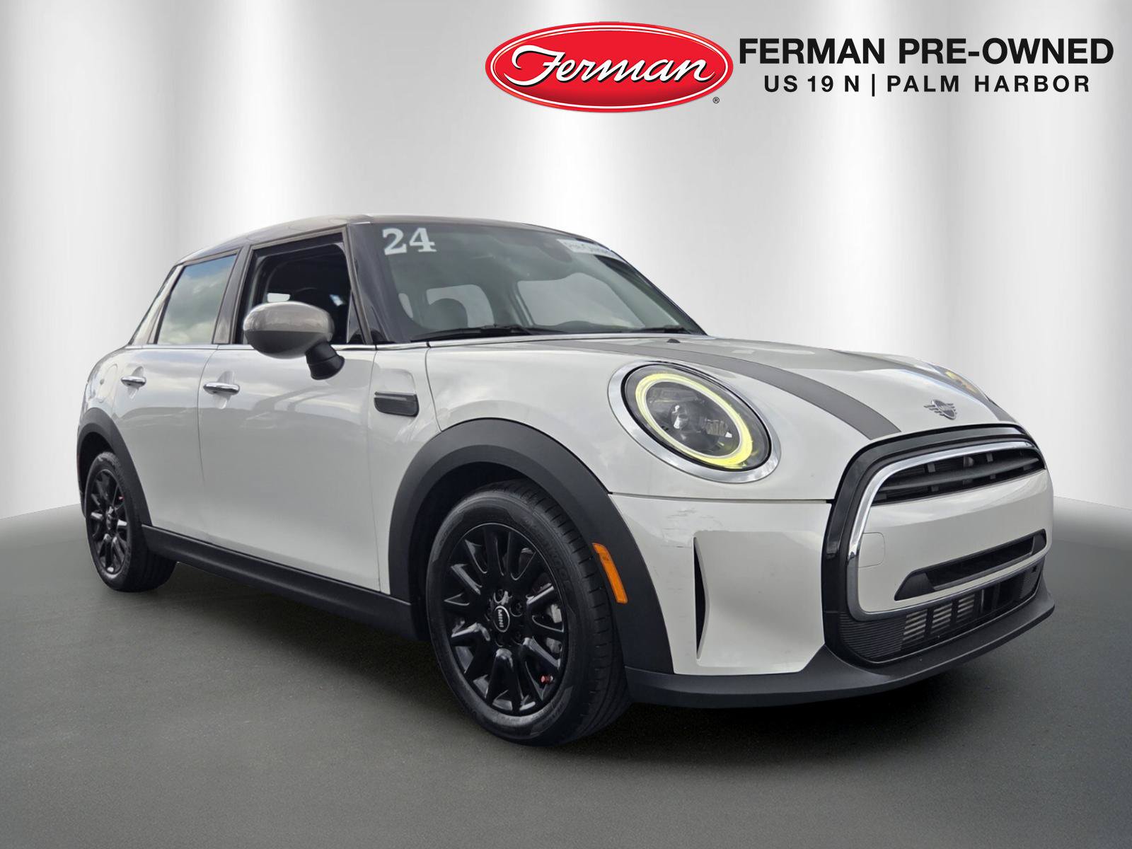 Used 2024 MINI Cooper 4-Door Hardtop FWD image 1