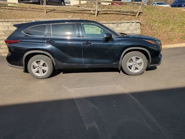 Used 2022 Toyota Highlander LE AWD/4WD image 2