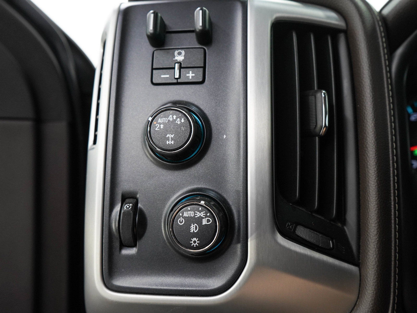 Used 2018 GMC Sierra 1500 SLT w/ SLT Preferred Package AWD/4WD image 26