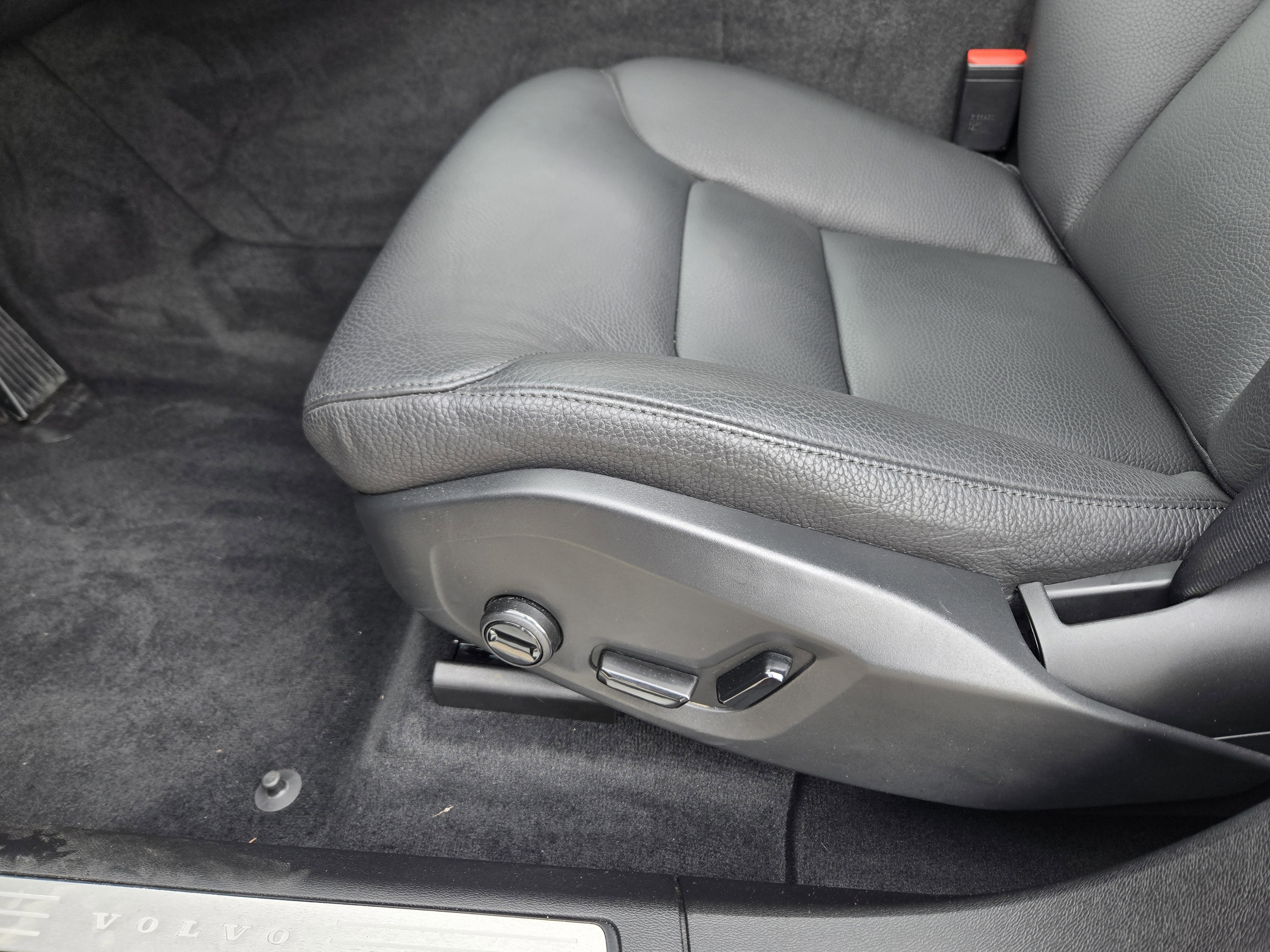 Used 2025 Volvo XC60 B5 Plus image 35