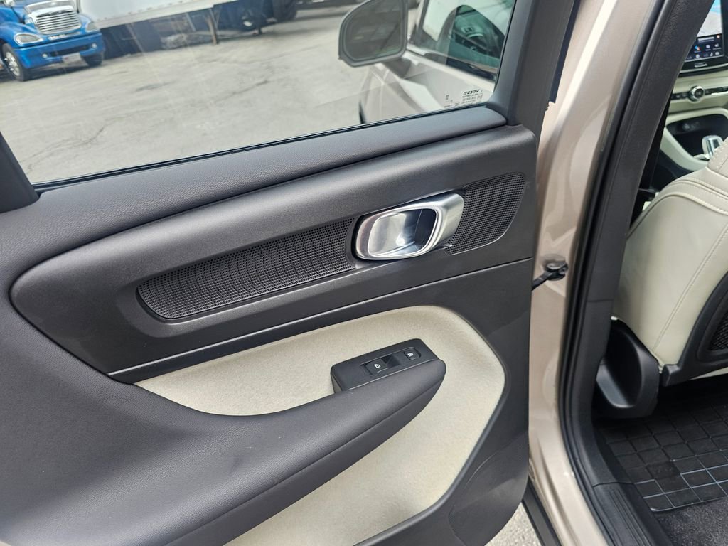 Certified 2023 Volvo XC40 B5 Plus w/ Climate Package image 15