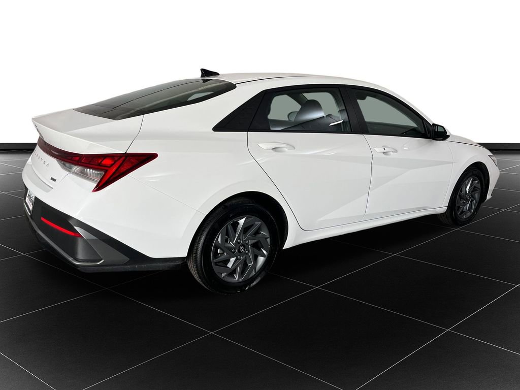 Used 2025 Hyundai Elantra Blue FWD image 5