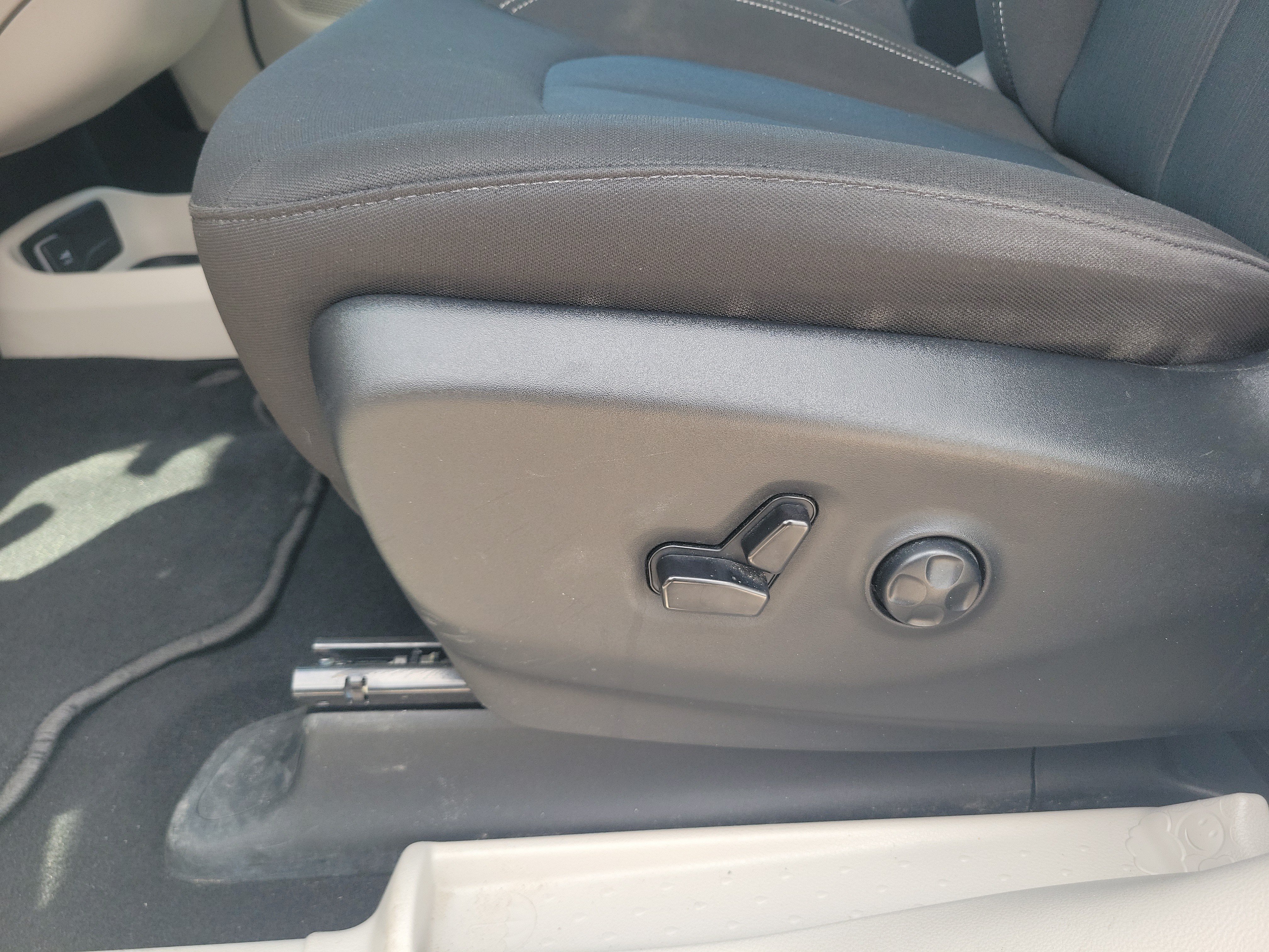 Used 2024 Chrysler Voyager LX FWD image 18