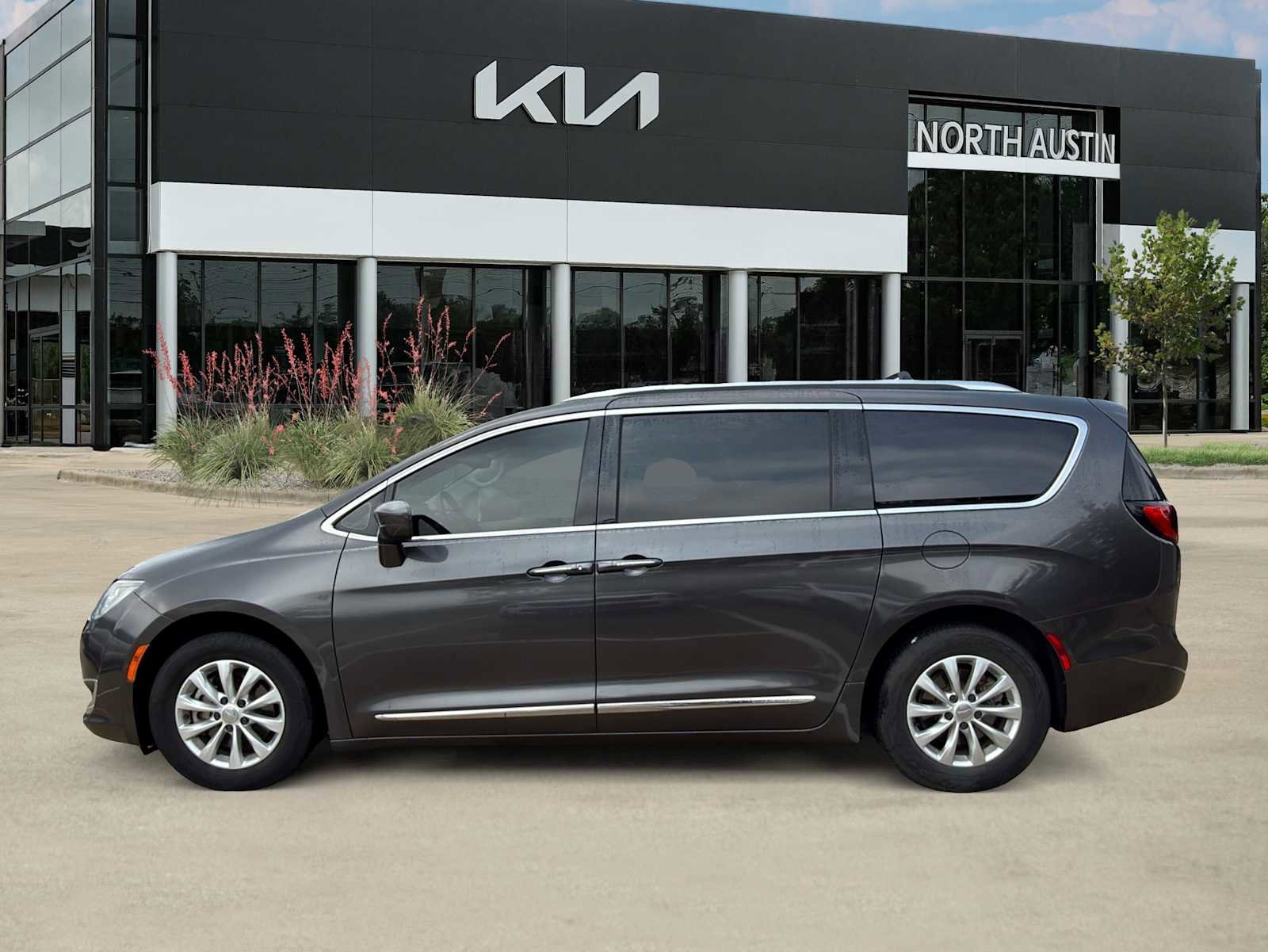Used 2018 Chrysler Pacifica Touring-L FWD image 5