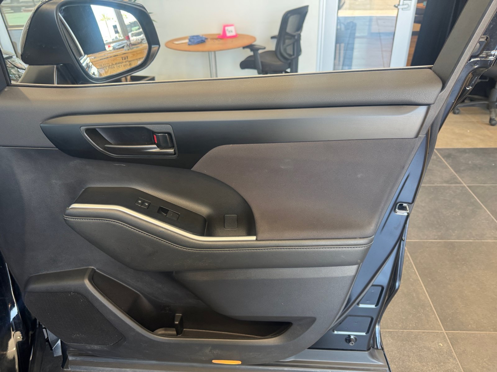 Used 2025 Toyota Highlander LE FWD image 16