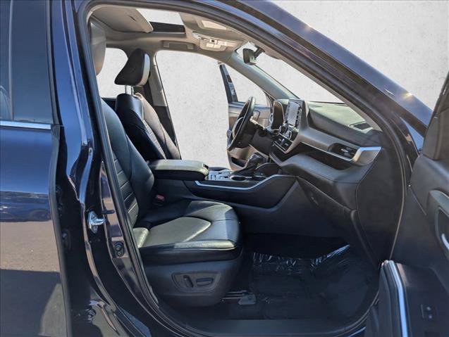 Used 2021 Toyota Highlander XLE FWD image 19