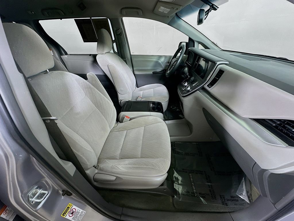 Used 2017 Toyota Sienna LE image 12