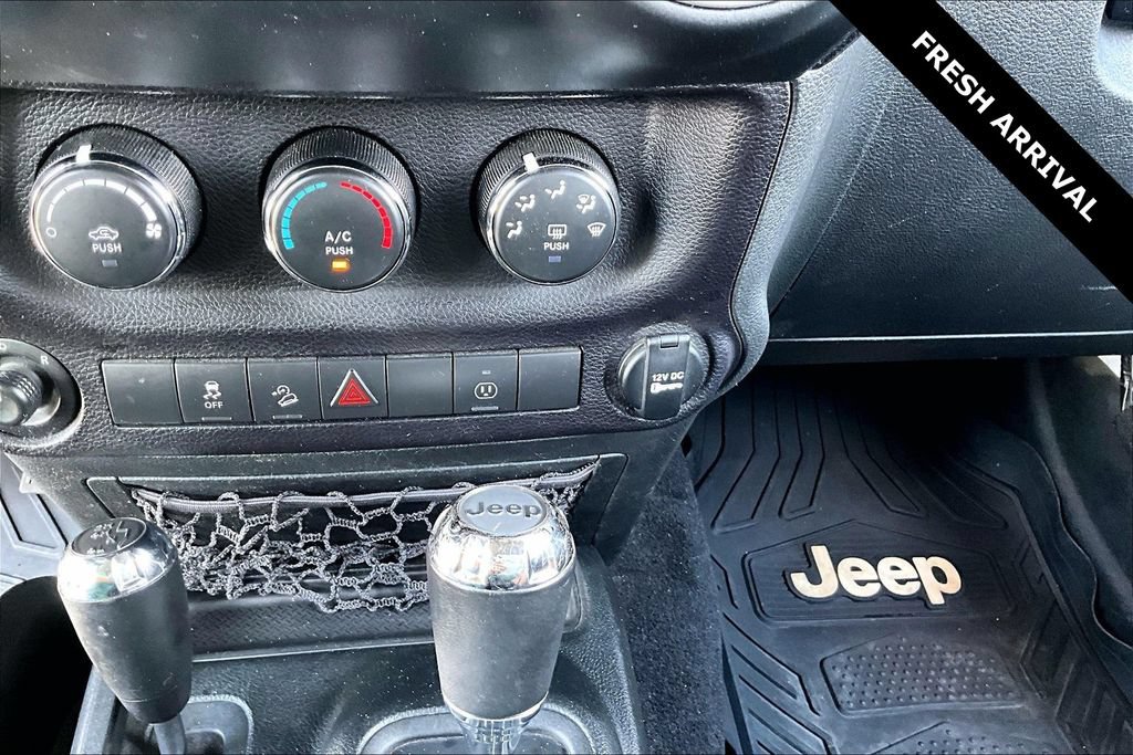 Used 2018 Jeep Wrangler Unlimited Sahara w/ Connectivity Group AWD/4WD image 15