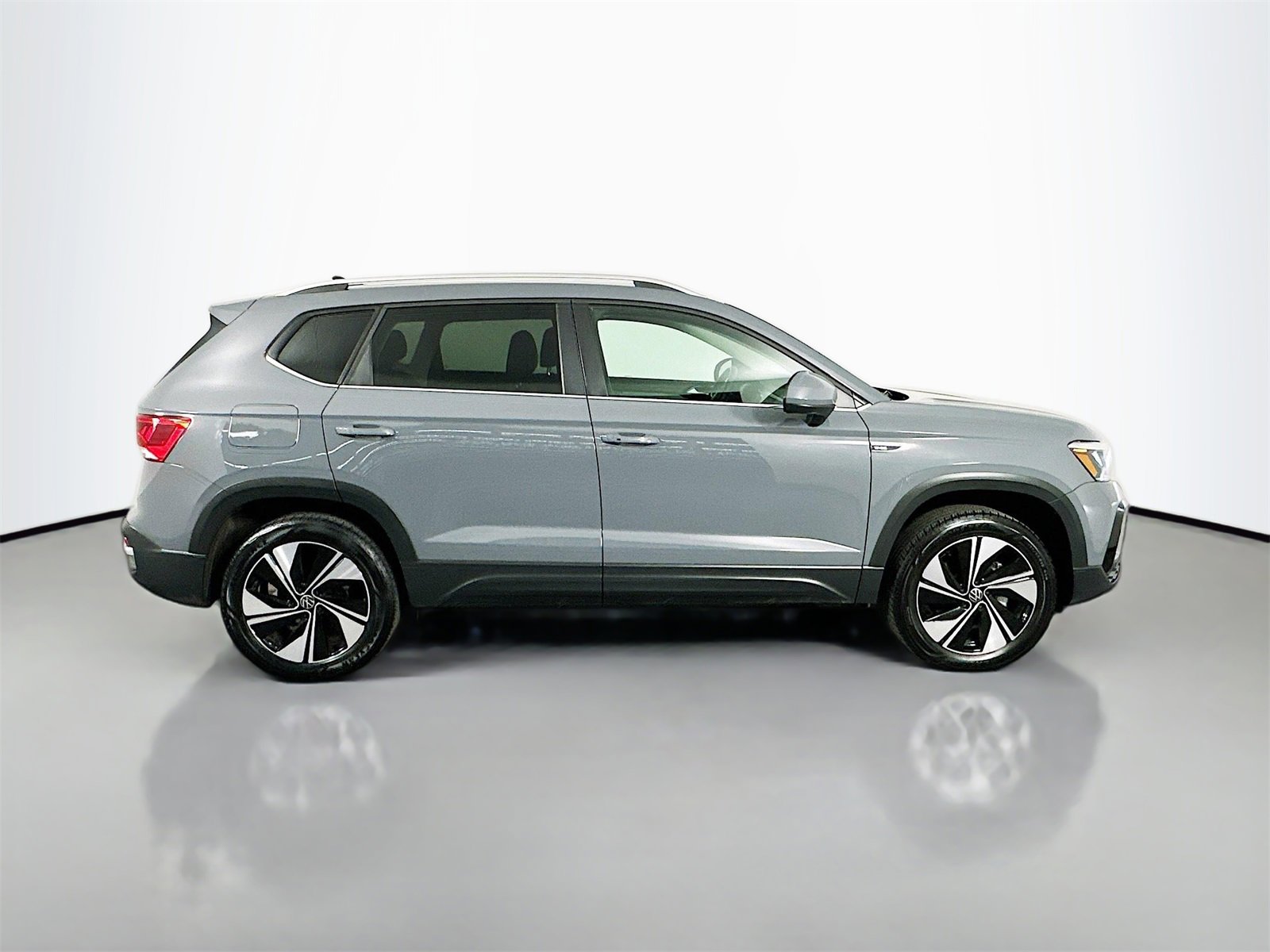 Used 2024 Volkswagen Taos SE w/ Panoramic Sunroof Package image 8