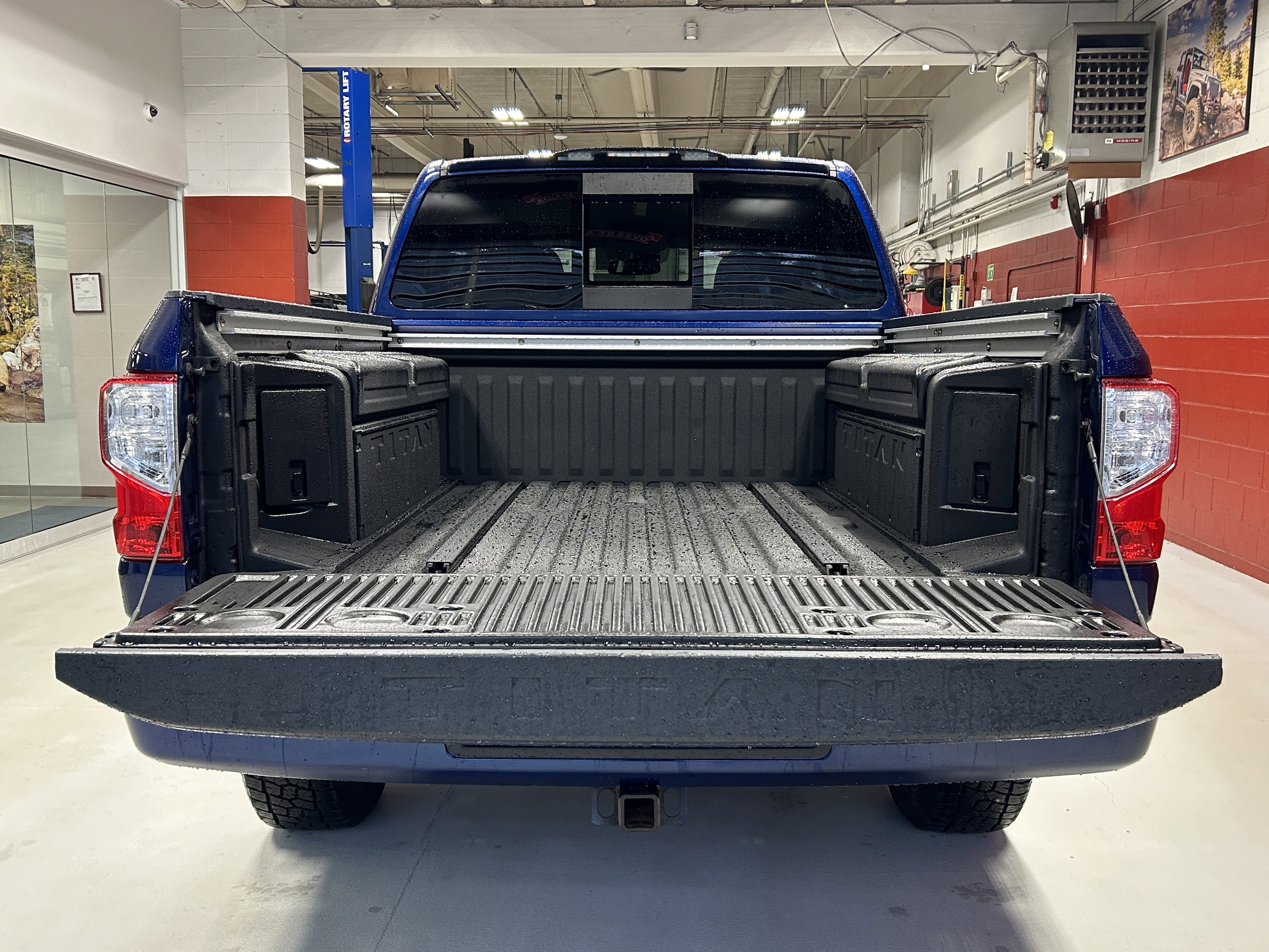 Used 2017 Nissan Titan SL image 9